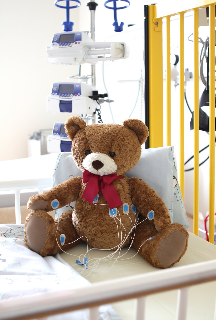 Teddybär auf einem Krankenhausbett