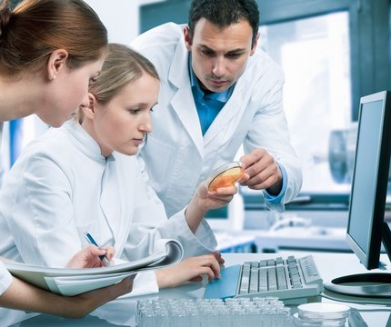 Junge Wissenschaftler am UKR mit Petrischale im Labor